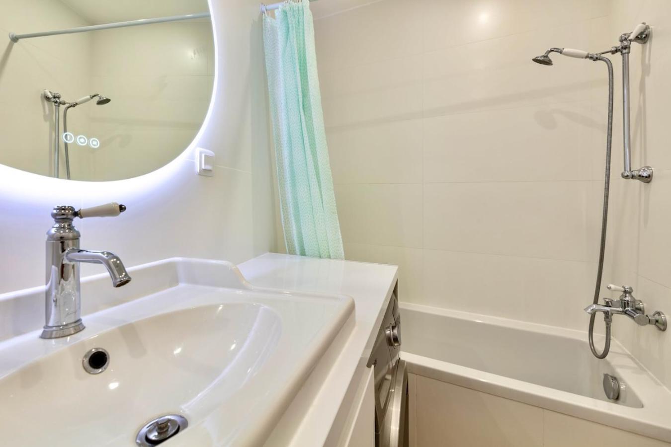 Apartment 16th 2 Bedrooms Near Eiffel Tower Renovated Balcony 2-4 Person Paris
